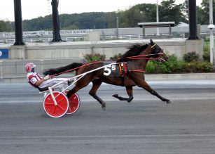 Eclipse Me N rallies to win Tuesday Pocono feature